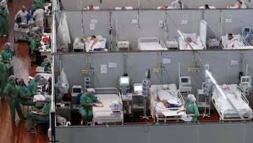 Healthcare staff work next to patients suffering from the coronavirus disease (COVID-19) at a field hospital set up at Dell'Antonia sports gym in Santo Andre, on the outskirts of Sao Paulo, Brazil April 7, 2021. REUTERS/Amanda Perobelli
