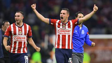 Alejandro Mayorga festeja un gol del Guadalajara.