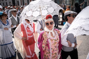 Varias personas durante el pasacalles castizo ¡®Bailando por Madrid¡¯ por las Fiestas de San Isidro.