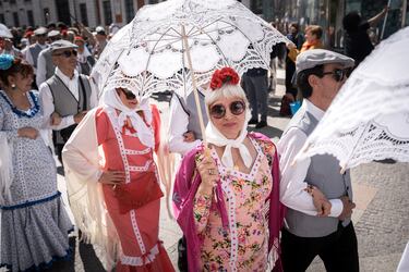 Varias personas durante el pasacalles castizo ‘Bailando por Madrid’ por las Fiestas de San Isidro.