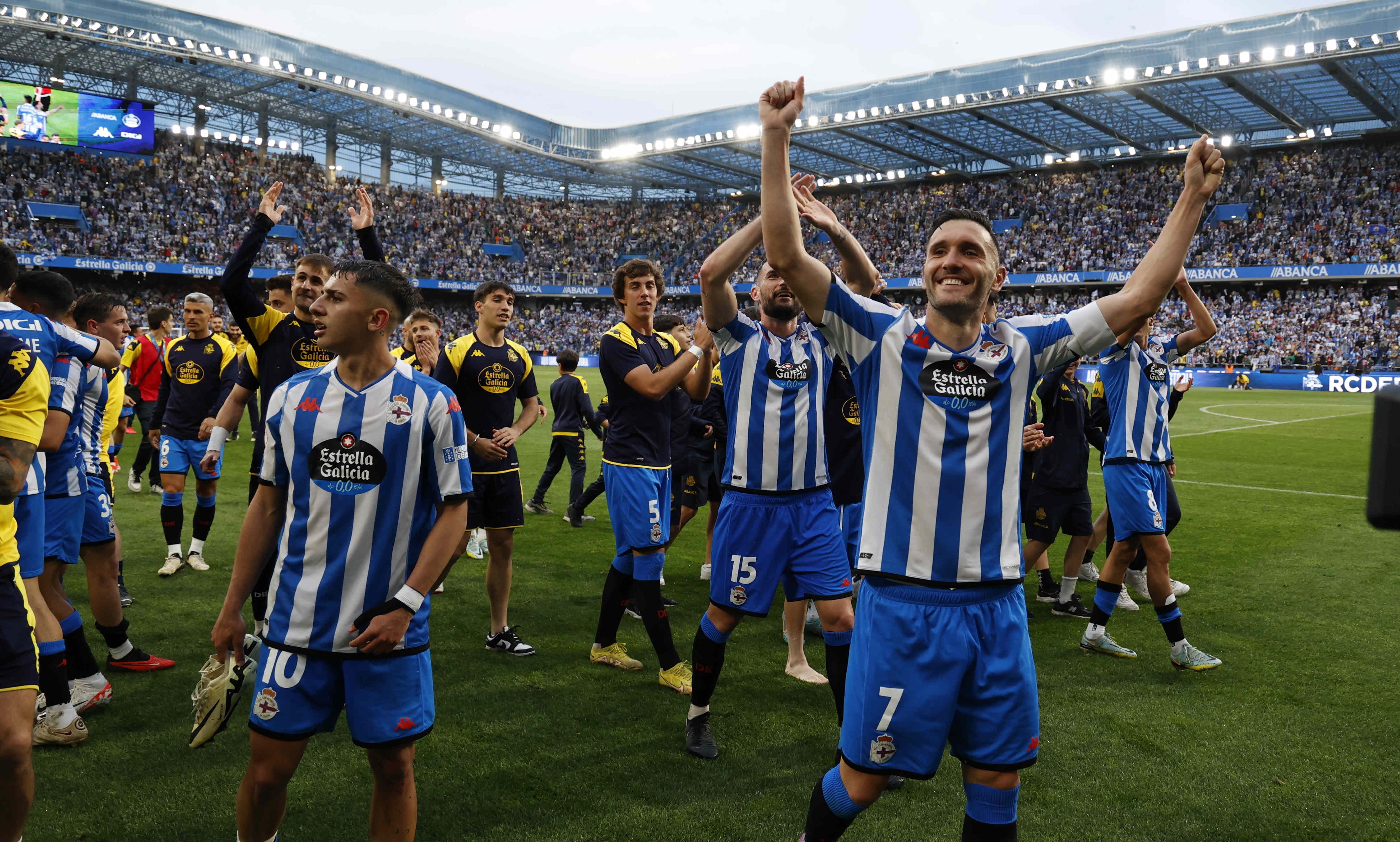 Lucas Pérez junto a Yeremay y la plantilla festejando en Riazor el ascenso a Segunda.