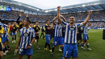 Lucas Pérez junto a Yeremay y la plantilla festejando en Riazor el ascenso a Segunda.
