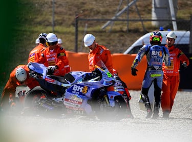 Fermín Aldeguer (BK8 Gresini Racing MotoGP) y Marco Bezzecchi (Aprilia Racing) sufren una caída durante la carrera al sprint del Gran Premio de Cataluña que se disputa en el circuito de Barcelona-Cataluña en Montmeló.