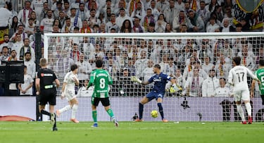 El jugador del Real Madrid, Fran García, marca el 5-1 al Real Betis. 