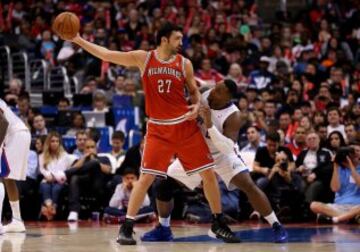 Zaza Pachulia les esconde el balón a Glen Davis.