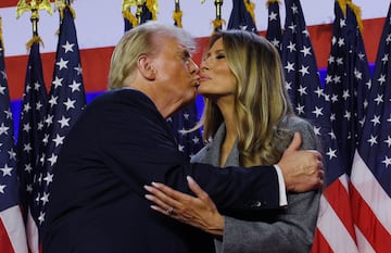 Beso entre Donald Trump y Melania Trump durante su mitin en el Centro de Convenciones del Condado de Palm Beach en West Palm Beach, Florida