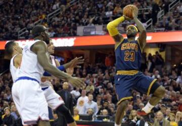 LeBron James lanza a canasta.