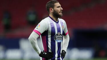 MADRID, SPAIN - DECEMBER 05: Shon Weissman of Real Valladolid CF reacts as he fail to score during the La Liga Santander match between Atletico de Madrid and Real Valladolid CF at Estadio Wanda Metropolitano on December 05, 2020 in Madrid, Spain. (Photo b