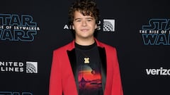 El famoso actor de 'Stranger Things' llegó a la alfombra con una playera negra y un blazer rojo.