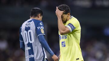 Henry Martín se lamenta en el partido contra Pachuca.