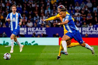 Ronald Araujo y Martin Braithwaite pugnan por un balón dividido.
