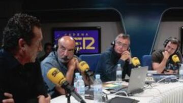 <b>EQUIPO GALÁCTICO DE COLABORADORES. </b>Jorge Valdano, Joaquín Ramos Marcos y Michael Robinson, escoltaron a Ponseti y Manu Carreño en el estudio de la Cadena SER.