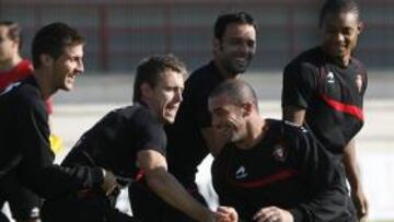 <b>ANIMADOS. </b>Los jugadores de Osasuna persiguen ayer a Pandiani. Hoy buscan romper su mala racha.