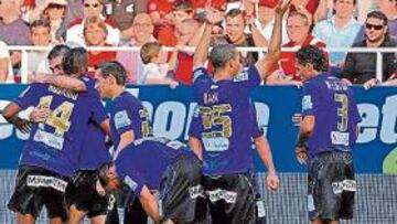 <b>RETO. </b>Los jugadores del Málaga celebran el gol conseguido por Adrián en el Sánchez Pizjuán el pasado 27 de octubre.
