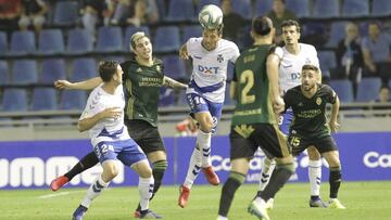 Aitor, del Tenerife, remata rodeado de jugadores de la Ponferradina.