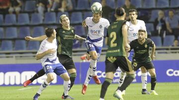 Aitor, del Tenerife, remata rodeado de jugadores de la Ponferradina. 