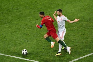 Cristiano wins a penalty against Nacho