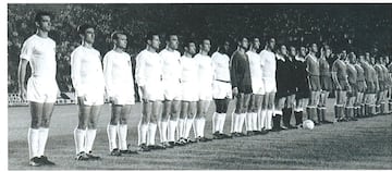 Imagen de las formaciones iniciales del Valencia y el Nottingham Forest en el primer partido europeo oficial que se disputó en Mestalla, en 1961.