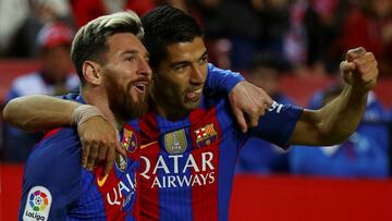 Football Soccer - Spanish La Liga Santander - Sevilla v Barcelona - Ramon Sanchez Pizjuan Stadium, Seville, Spain - 6/11/2016. Barcelona's Luis Suarez celebrates with Lionel Messi after scoring. REUTERS/ Marcelo del Pozo