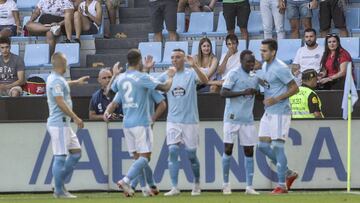 Iago Aspas se felicita con Hugo Mallo y el resto de sus compa&ntilde;eros tras anotar el 2-0 contra el Atl&eacute;tico.