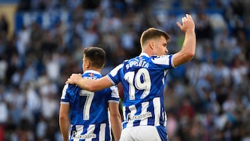 Real Sociedad's Norwegian forward Alexander Sorloth (R) celebrates scoring his team's first goal during the Spanish league football match between Real Sociedad and Rayo Vallecano at the Reale Arena stadium in San Sebastian on April 22, 2023. (Photo by ANDER GILLENEA / AFP)