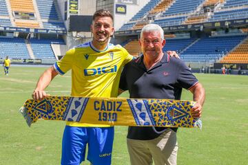 Javi Hernández con su padre, Manolo Hernández, héroe en el ascenso de 1985.