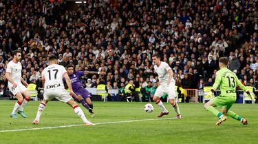 2-0. Contraataque del Real Madrid. Jude Bellingham asiste a Rodrygo, avanza, y dentro del área,  se va de Daniel Vivian con un recorte para anotar con un disparo raso al palo corto de Julen Agirrezabala.