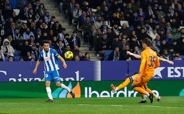 1-0. Contraataque del conjunto perico, que finaliza por el costado derecho con una asistencia de Omar El Hilali al segundo palo, donde llega Carlos Romero y cruza el baln con la izquierda, para superar a Thibaut Courtois.