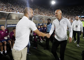 Saludo de Guardiola y Zidane antes del partido. 