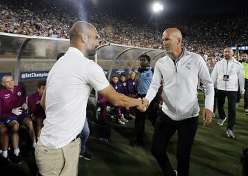 Saludo de Guardiola y Zidane antes del partido.
