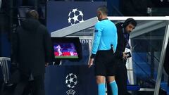 PARIS, FRANCE - MARCH 06:  The match referee checks the VAR system before awarding a penalty in favor of Manchester United during the UEFA Champions League Round of 16 Second Leg match between Paris Saint-Germain and Manchester United at Parc des Princes 