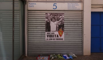El tributo que se ha rendido a Violeta en la puerta 5 de La Romareda.