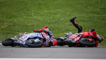 M¨¢rquez y Bagnaia acabaron en el suelo.
