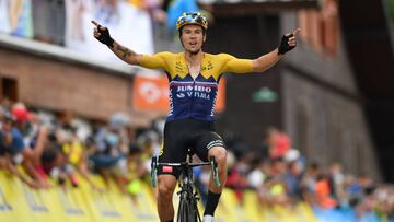 Roglic celebra su triunfo en la segunda etapa del Dauphiné 2020.