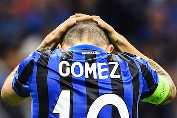 Atalanta's Argentinian forward Papu Gomez reacts after missing a goal opportunity during the UEFA Champions League Group C stage football match Atalanta Bergamo vs Shakhtar Donetsk on October 1, 2019 at San Siro stadium in Milan. 