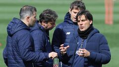 Montella con su cuerpo t&eacute;cnico. 