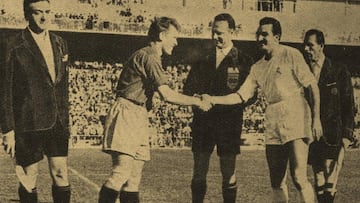 Los capitanes del Servette y del Madrid, Dutoit y Miguel Muñoz, se saludan antes del pitido inicial.