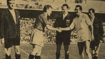 Los capitanes del Servette y del Madrid, Dutoit y Miguel Mu&ntilde;oz, se saludan antes del pitido inicial.