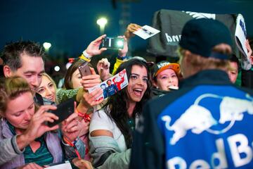 Los aficionados de Brendon Hartley del equipo Toro Rosso se apelotonan Buscando un autógrafo.