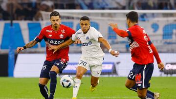 Soccer Football - Ligue 1 - Olympique de Marseille v Lille - Orange Velodrome, Marseille, France - September 10, 2022 Lille's Jose Fonte in action with Olympique de Marseille's Alexis Sanchez REUTERS/Eric Gaillard