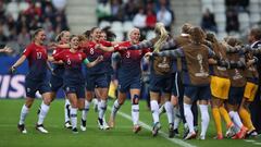 Jugadoras de Noruega celebran un gol ante Nigeria. 