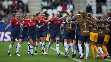 Jugadoras de Noruega celebran un gol ante Nigeria.