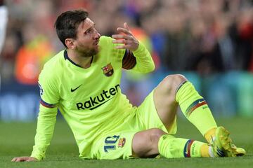 Leo Messi tuvo que recibir asistencia m¨¦dica despu¨¦s de recibor un golpe de Chris Smalling.