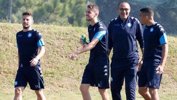 Sarri junto a Mertens, Jorginho y Allan, durante un entrenamiento del Nápoles.