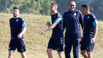 Sarri junto a Mertens, Jorginho y Allan, durante un entrenamiento del N&aacute;poles.