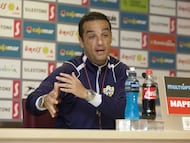 Oltra en una rueda de prensa durante su etapa como técnico del Almería.