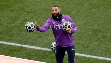 El delantero francs del Real Madrid, Karim Benzema, regala balones a los aficionados presentes en el entrenamiento. 