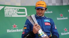 Carlos Sainz celebrando su podio en Brasil.
