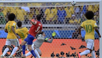 En el duelo de los Octavos de Final en la Copa del Mundo de Brasil 2014, Chile estuvo cerca de eliminar a Brasil cuando Pinilla estrell&oacute; un disparo al poste.