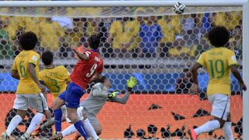En el duelo de los Octavos de Final en la Copa del Mundo de Brasil 2014, Chile estuvo cerca de eliminar a Brasil cuando Pinilla estrelló un disparo al poste.